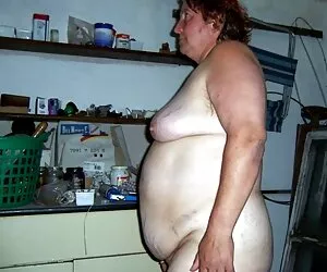 Ea a împins bărbatul bărbos împotriva clipuri sexy unei femei mature pentru a comunica cu păsărică.