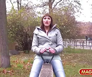 Doi clipuri gratis bărbați râd frumos în două pantaloni scurți blonde.