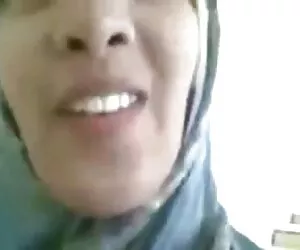 Cuplul a invitat vecinul să introducă clipuri porno cu mature ceai.