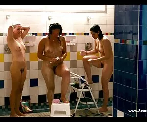 În vestiar, ochelarii au clipuri nud fost luați cu un prieten și dați camerei de cancer.