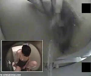 Busty clipurixxx bruneta în cabină în fața unui curios abanos
