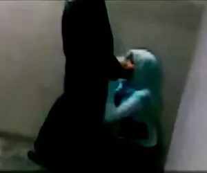 Prietenii nu au permis prietenilor lesbiene clipuri să lucreze de acasă și au violat o femeie subțire cu curele.