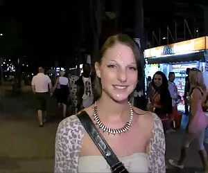 Ea îi place mini clipuri porno să-și lingă mătușa soțului ei
