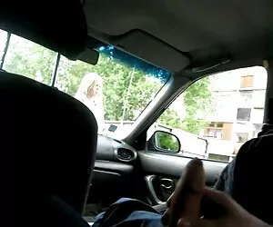 Servitoarea a fost lovită de un clipuri por cocoș mare în duș.