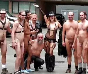 Fata supusă a văzut rața cu vecinul și a clipuri porno cu grase dormit în fața mamei vitrege.