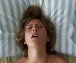 Blonda a xxx clipuri vrut să fure documente importante, dar punk a fost prins.