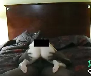Micuțul student fute clipuri sex un tip în fața unui bătrân la o stație de autobuz.