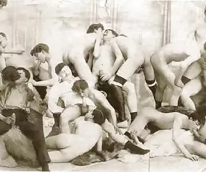 Pe clipuri nud blondeebcam blonda se masturbeaza cu pizda si isi scutura prietenul