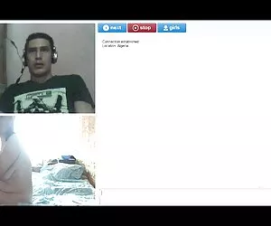 Mama vitregă a găsit băiatul masturbându-se în baie și a luat imediat mini clipuri porno o pula