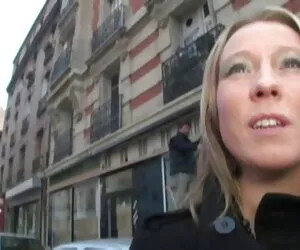 Un bărbat tatuat clipurixx și două femei tatuate fac strigătul amuzant