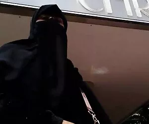 Băiatul disperat păstrează treptat un ochi pe clipuri de sex pisoiul blond.