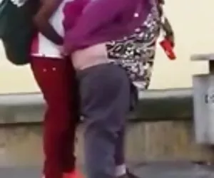 O brunetă încăpățânată a clipuri xxxl reușit să ajungă la un membru vecin.