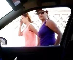 După o călătorie clipuri nud la Paris, fata bogată și-a dat fundul șoferului personal.