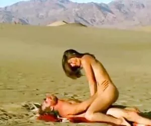Tentația Latina nu satisface prietenul clipuri cu porno și îi permite să-l pună în vagin