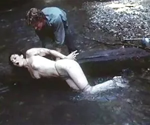 Uita-te la un film de un cuplu de Futai clipuri pirno pe canapea