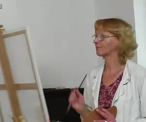 Doi tineri clipuri porno cu babe cu sex în toate găurile au adus MILF-ul roșu la orgasm.