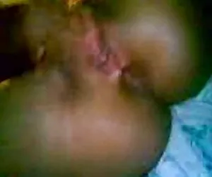 O tânără a crescut clipuri sex conducând o mașină mare și s-a lăsat rață acasă.