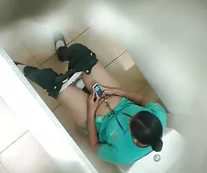 Un tip nerăbdător, fără să-și clipuri prno trezească Prietena călărind o pula tatuată.