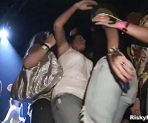 Chiriașul clipuri sexy Failife lucrează în secret cu proprietarii.