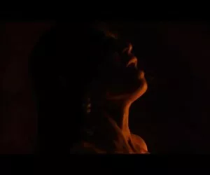 Tânără femeie de culoare îi place mai întâi clipuri sexy cocoș alb pentru gust și miros