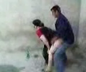 Surorile gemene clipuri prno dorm și se joacă cu un bărbat viguros.