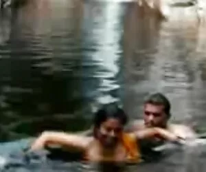 O blondă slabă clipuri cu secs își face anusul strâns presat de un membru puternic al iubitului ei.