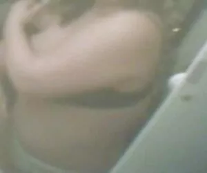 Tip dragut mananca pula baiatului clipuri pentru adulti in timp ce i-o trage in camera