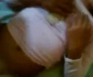 Odată cu anularea povestirii, frumusețea sa întors la prietena clipuri porno cu virgine ei și sa predat coruptului se duck