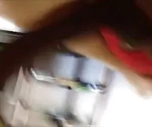 Fată clipuri sexi gonflabilă s-a întâlnit cu vânzătorul cu silicon de muls în vestiar