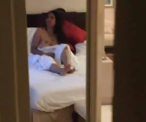 Într-o călătorie de afaceri, clipuri de sex o femeie de afaceri își trădează soțul cu un partener de afaceri.