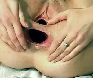 În timp ce soțul este ocupat în căutarea în casă, mediatorul nu are nici o obiecție de a trăda soția altcuiva clipuri porno cu blonde